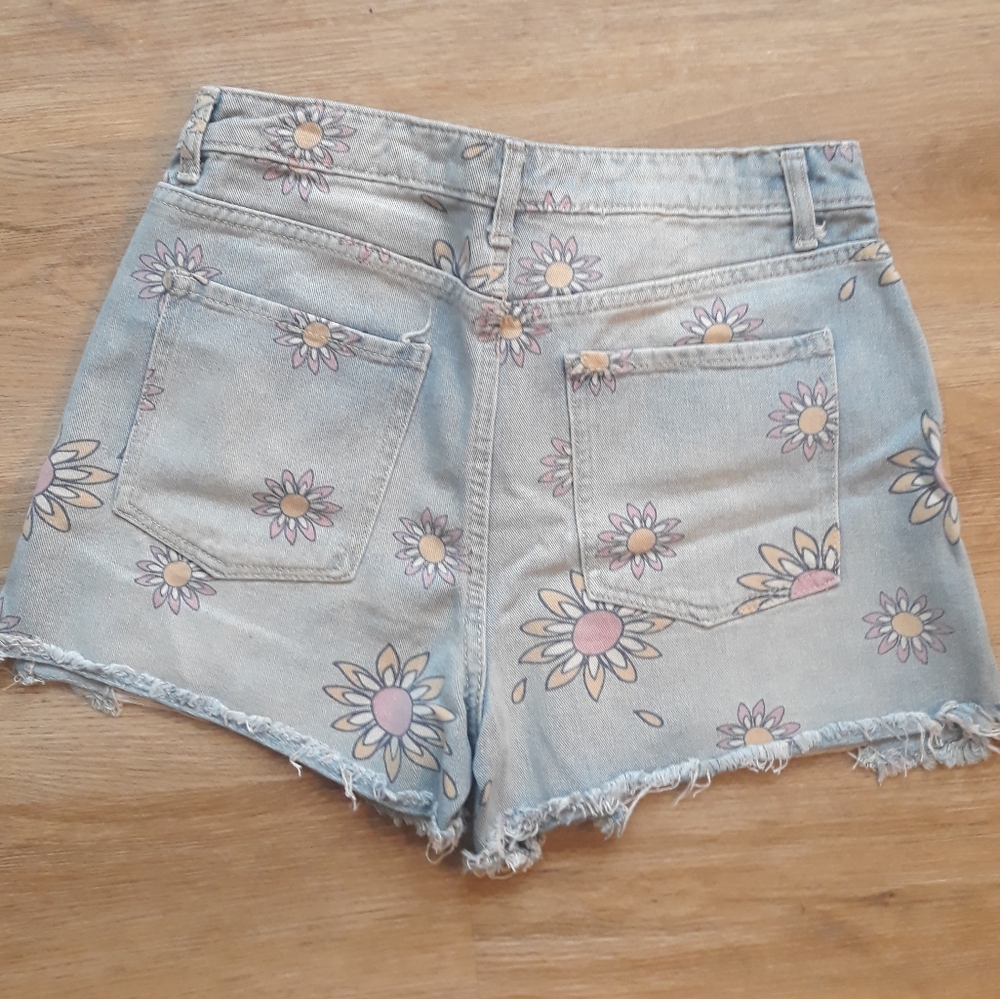 No Boundaries Daisy Distressed Jean Shorts / Junior's 9 Waist 28" Flower Shorts - Picture 4 of 14
